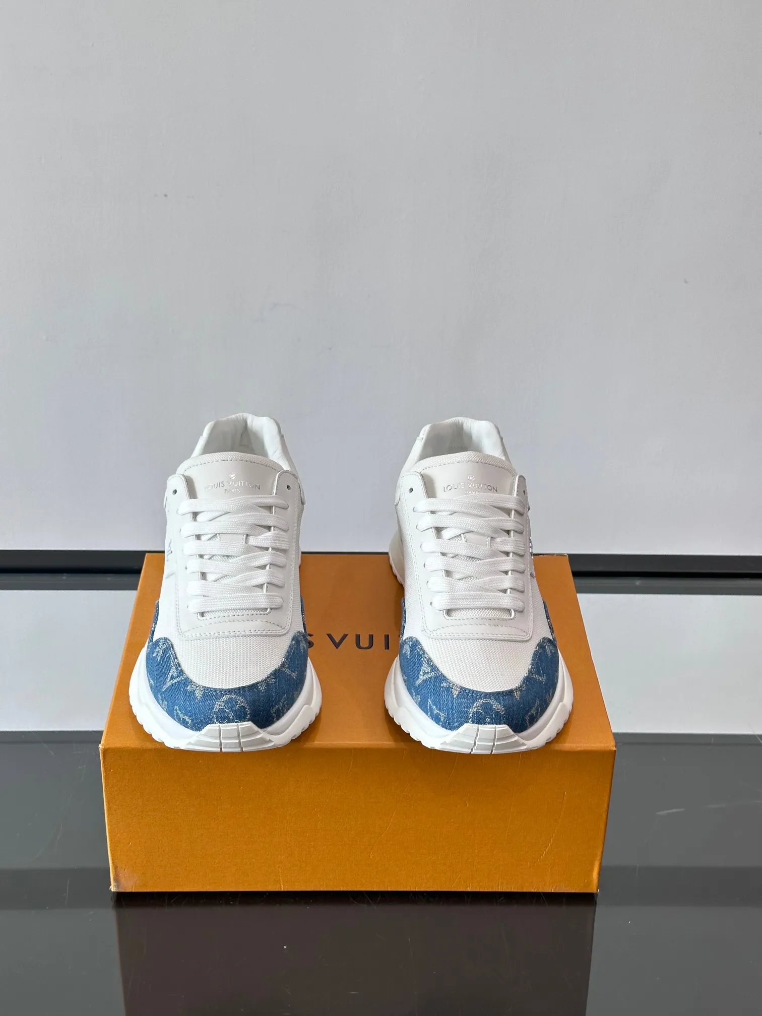 Men's Men's Shoes 💰500 [New Style] 🐡🐡LV🆕RUN AWAY sneakers, this Run Away sneaker is made of first-layer cowhide leather and breathable original material. The wedge-shaped rubber outsole continues the running shoe design, embellished with Monogram flowers, the L V letter is marked on the tongue, and the Louis Vuitton Paris logo is embellished on the back. Paired with brand logo cotton feet, the mesh lining and heel are spliced ​​and wrapped in cowhide, making the upper foot comfortable and breathable! size: 39-44 (38.45.46 customized)
